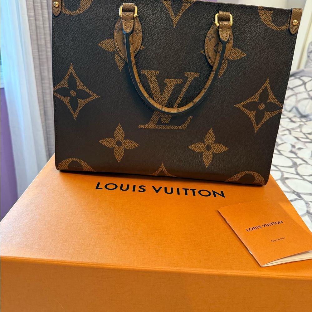 Louis Vuitton On The Go MM Tote - Picture 17 of 17